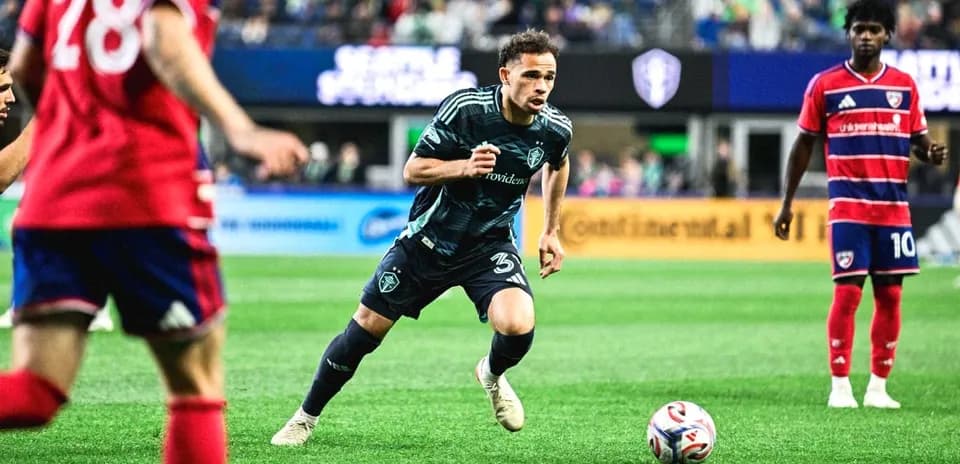 Jugador de Seattle Sounders driblando el balón