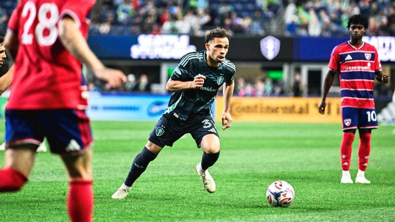 Jugador de Seattle Sounders driblando el balón