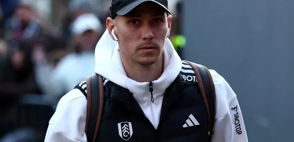Jugador llegando al estadio con auriculares puestos