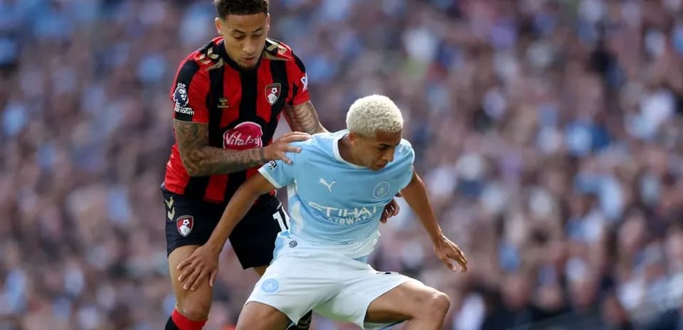 Jugador de Bournemouth derribando a jugador de Manchester City