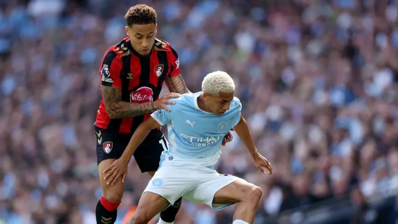 Jugador de Bournemouth derribando a jugador de Manchester City