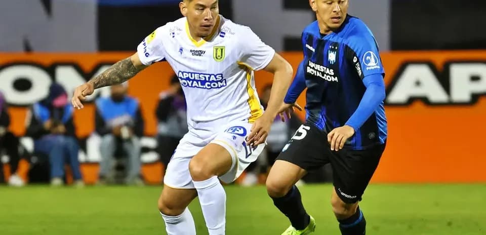 Dos jugadores compitiendo por el balón en el partido