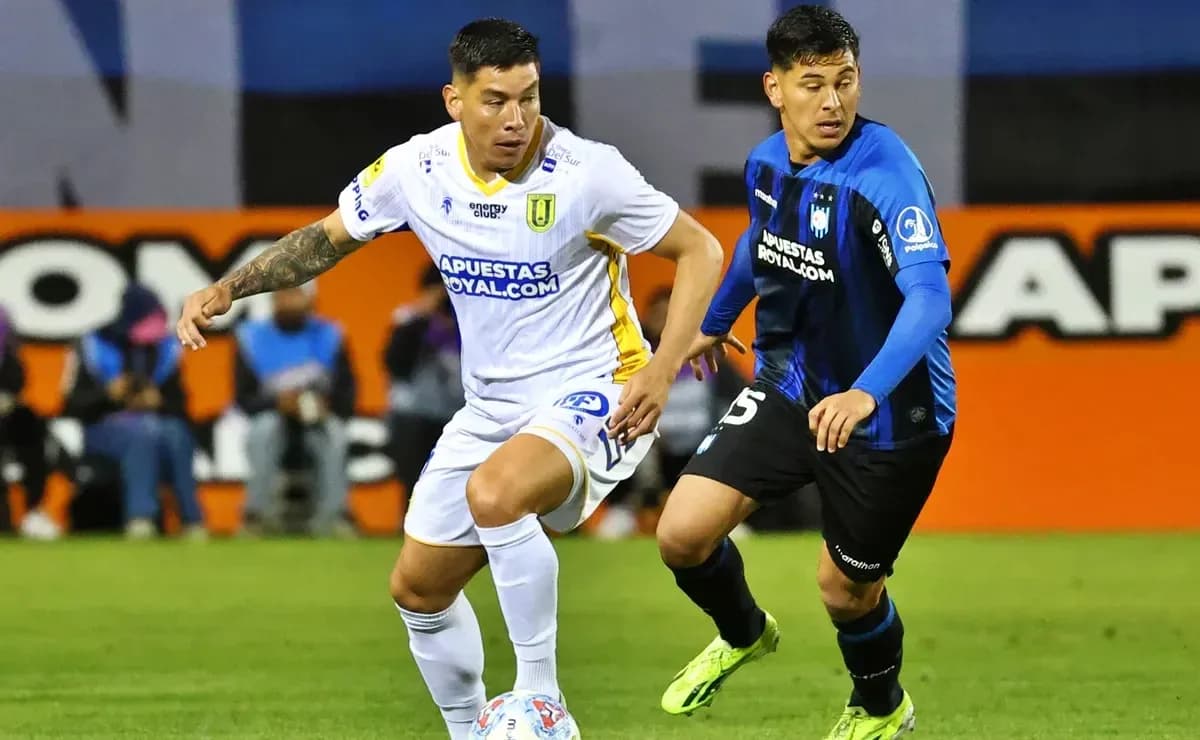 Dos jugadores compitiendo por el balón en el partido