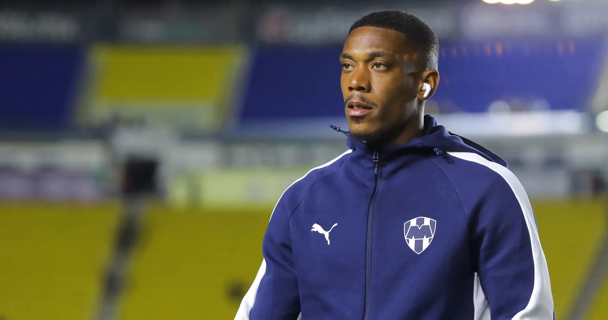 Jugador de Monterrey en el estadio antes del partido