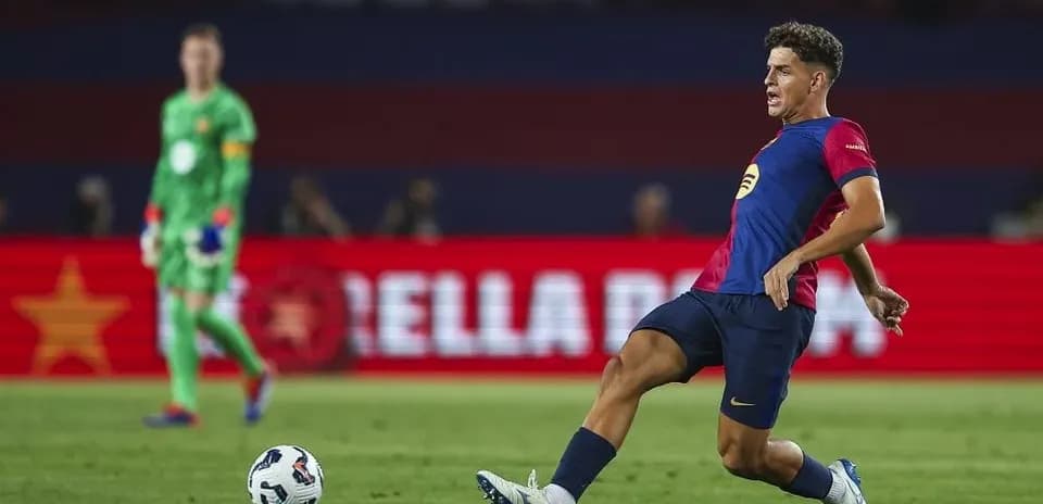 Jugador de fútbol chutando el balón en el campo