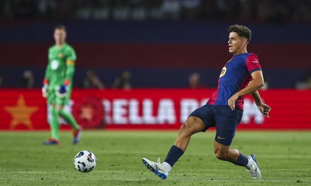 Jugador de fútbol chutando el balón en el campo