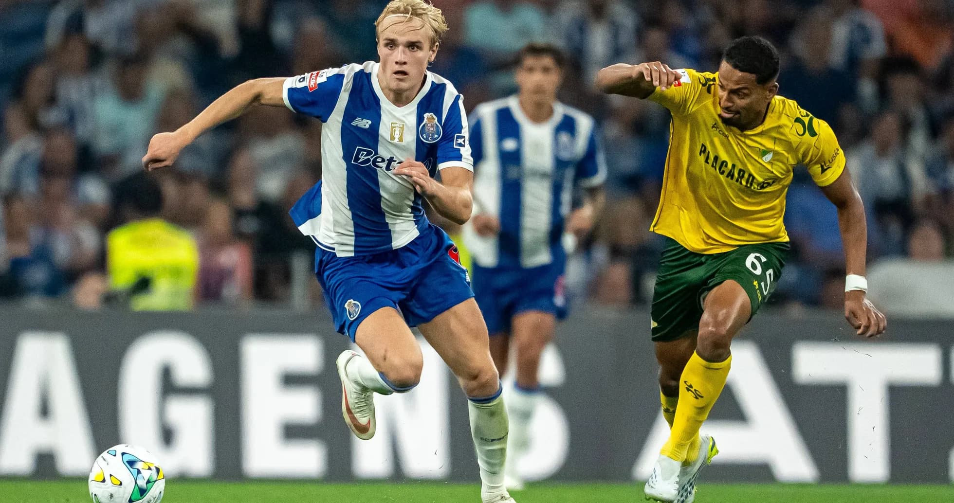 Jugador de Porto corriendo con el balón en partido
