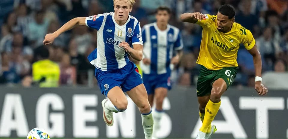 Jugador de Porto corriendo con el balón en partido