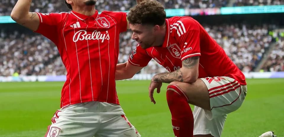 Dos jugadores de Nottingham Forest celebrando un gol