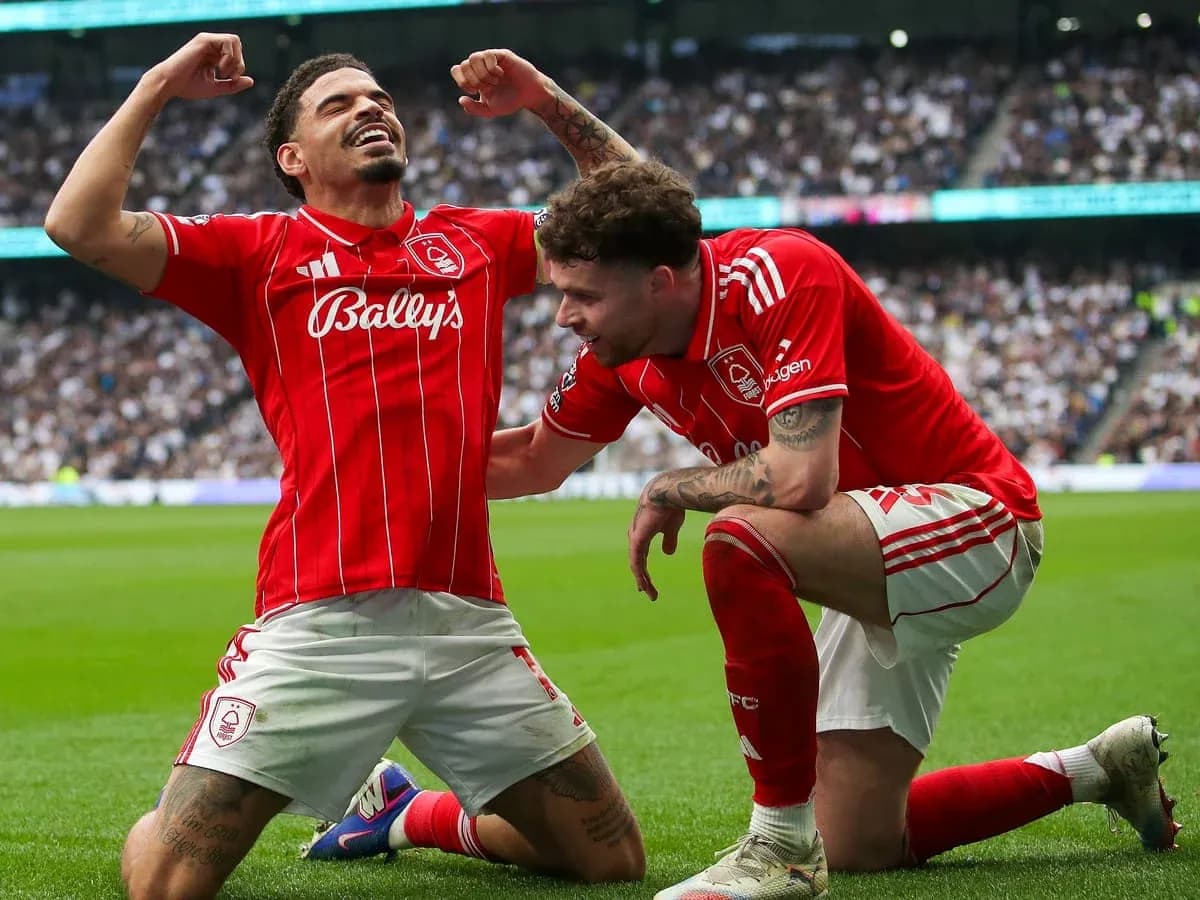 Dos jugadores de Nottingham Forest celebrando un gol