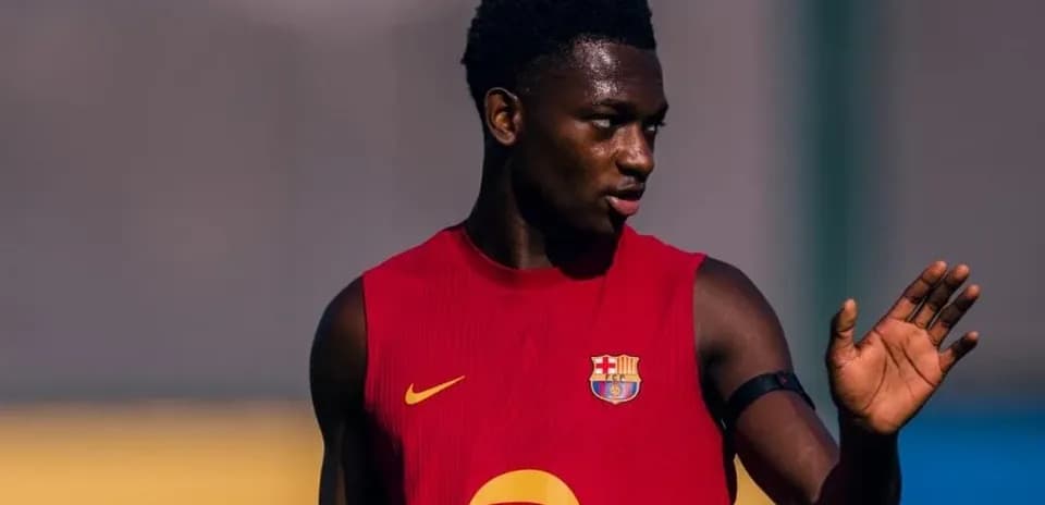 Jugador entrenando con camiseta del FC Barcelona