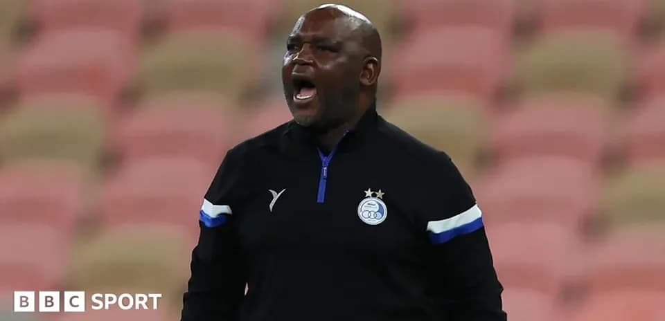 Entrenador dirigiendo durante un partido de fútbol