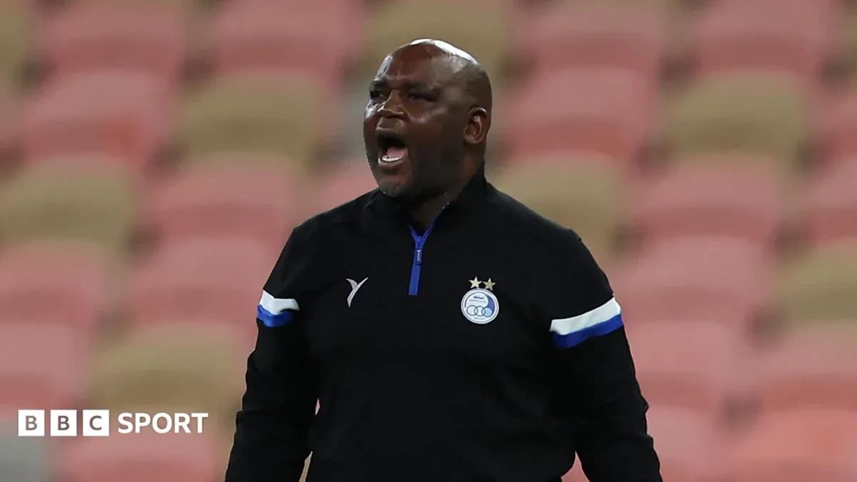 Entrenador dirigiendo durante un partido de fútbol