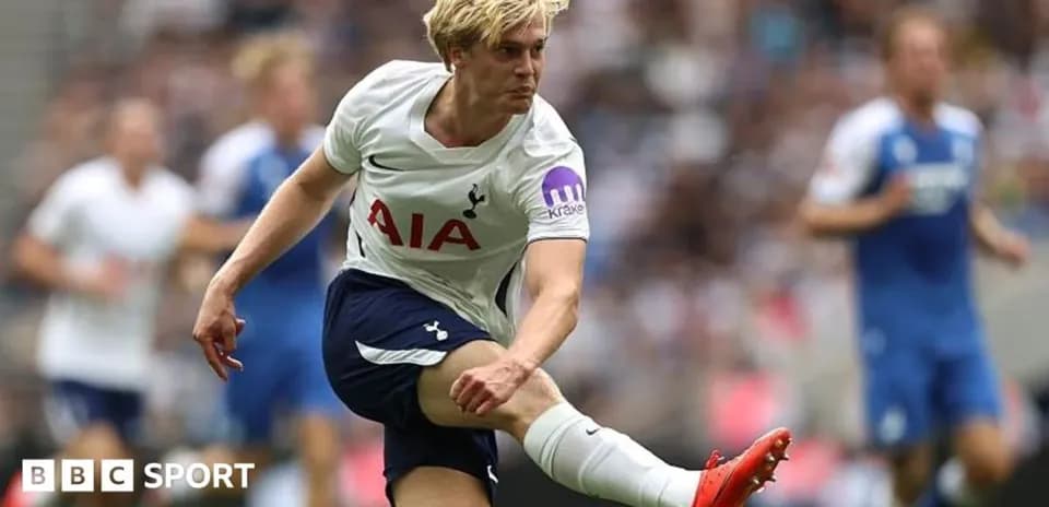Jugador de Tottenham chutando el balón durante un partido