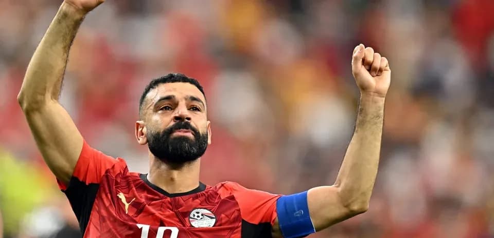 Jugador de Egipto celebrando con puño en alto