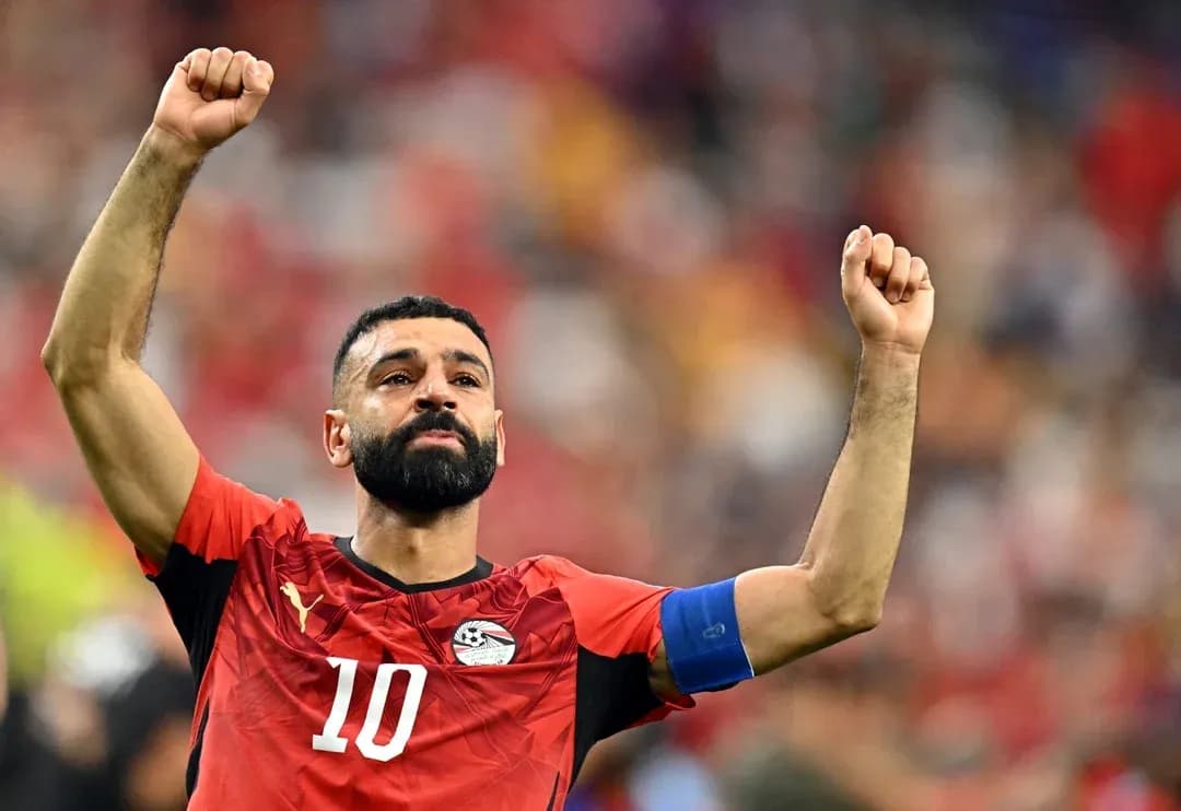 Jugador de Egipto celebrando con puño en alto