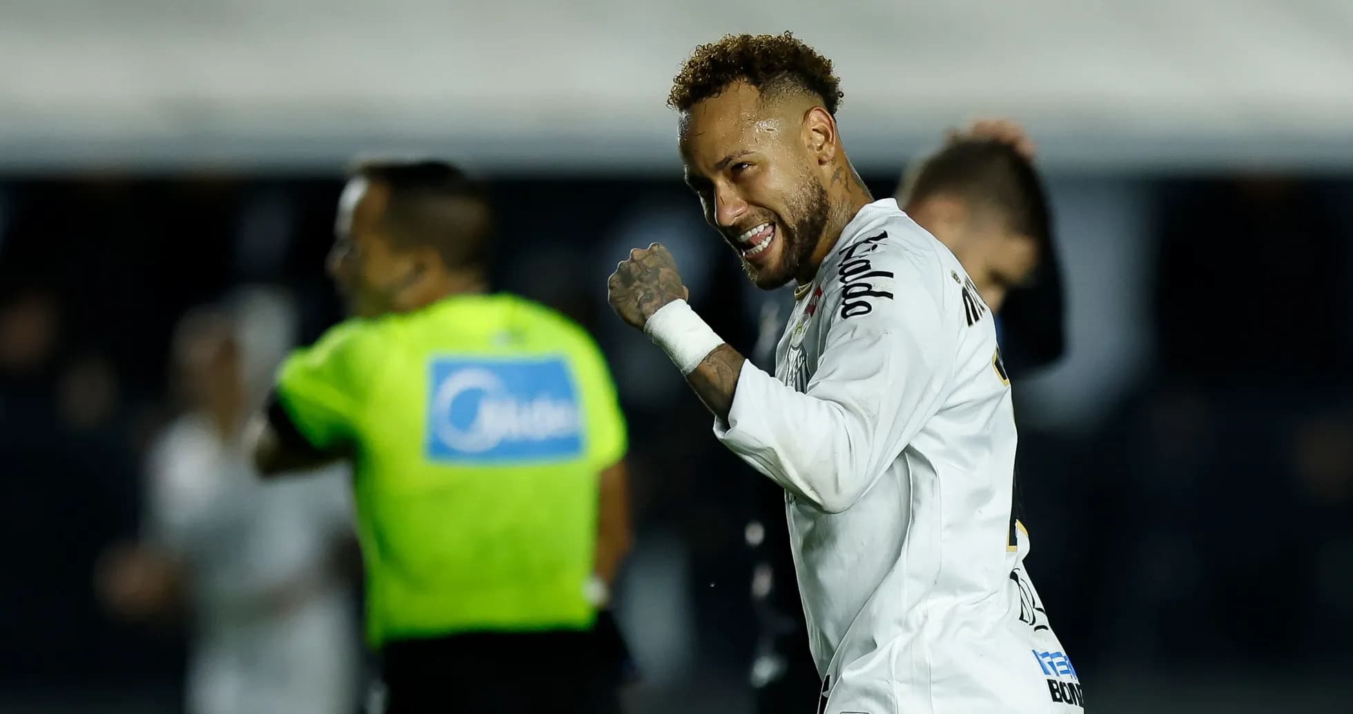 Neymar celebrando tras anotar un gol en el partido