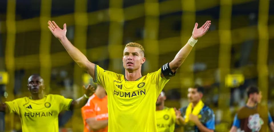 Jugador celebrando con los brazos levantados tras partido