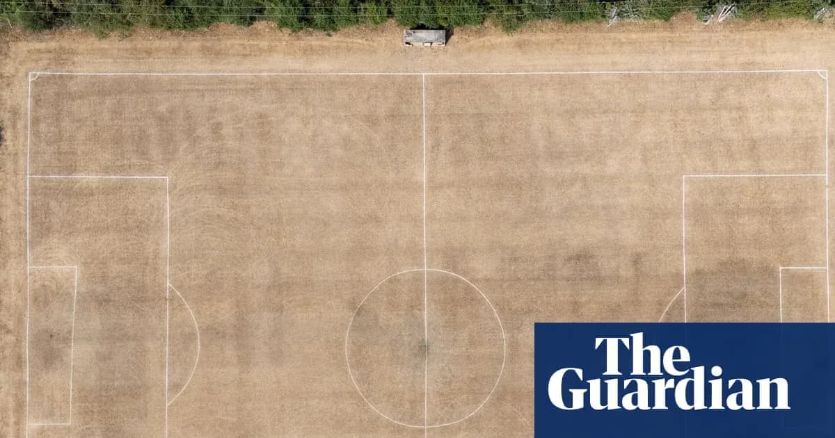 Campo de fútbol seco visto desde arriba