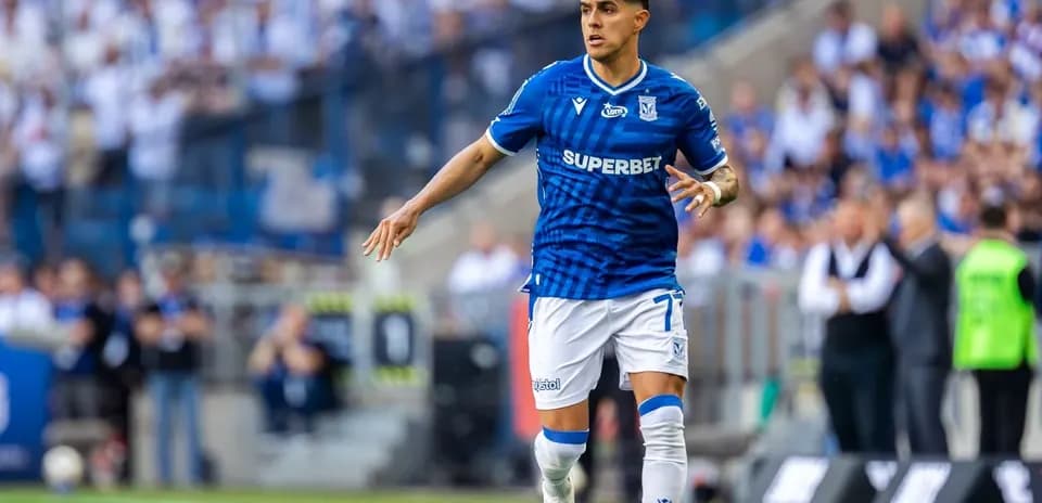Jugador de Lech Poznan en acción durante el partido
