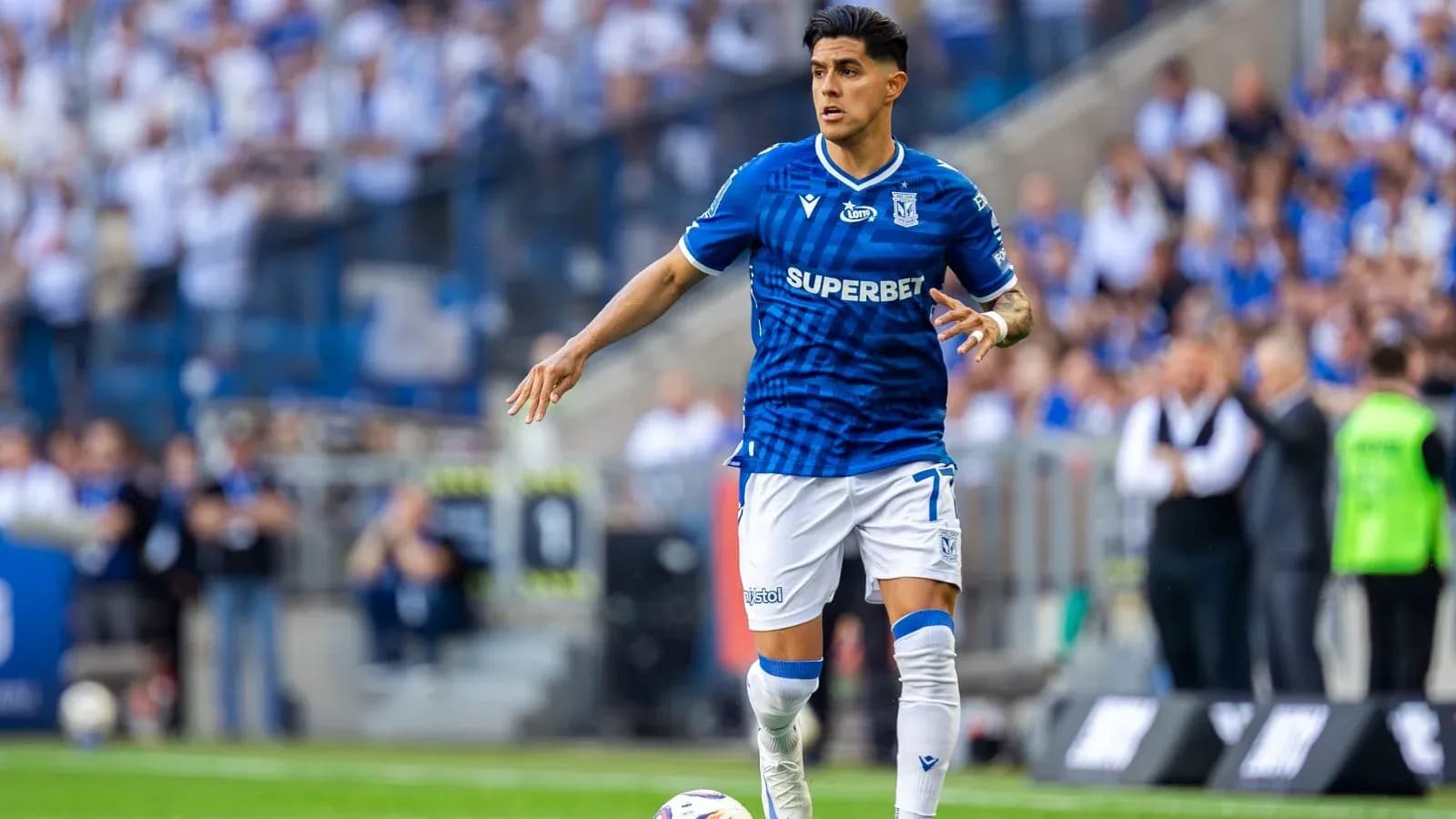 Jugador de Lech Poznan en acción durante el partido