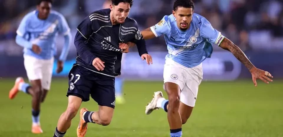 Jugador de Real Madrid persiguiendo a jugador de Manchester City