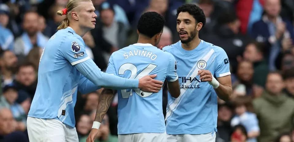 Jugadores del Manchester City celebrando en el campo