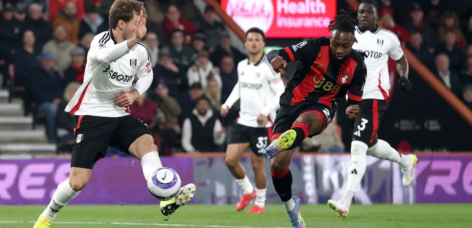 Jugador de Fulham y Bournemouth en acción