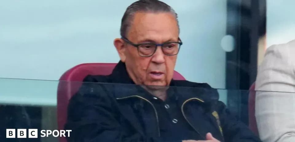 Hombre en un palco observando un partido de fútbol