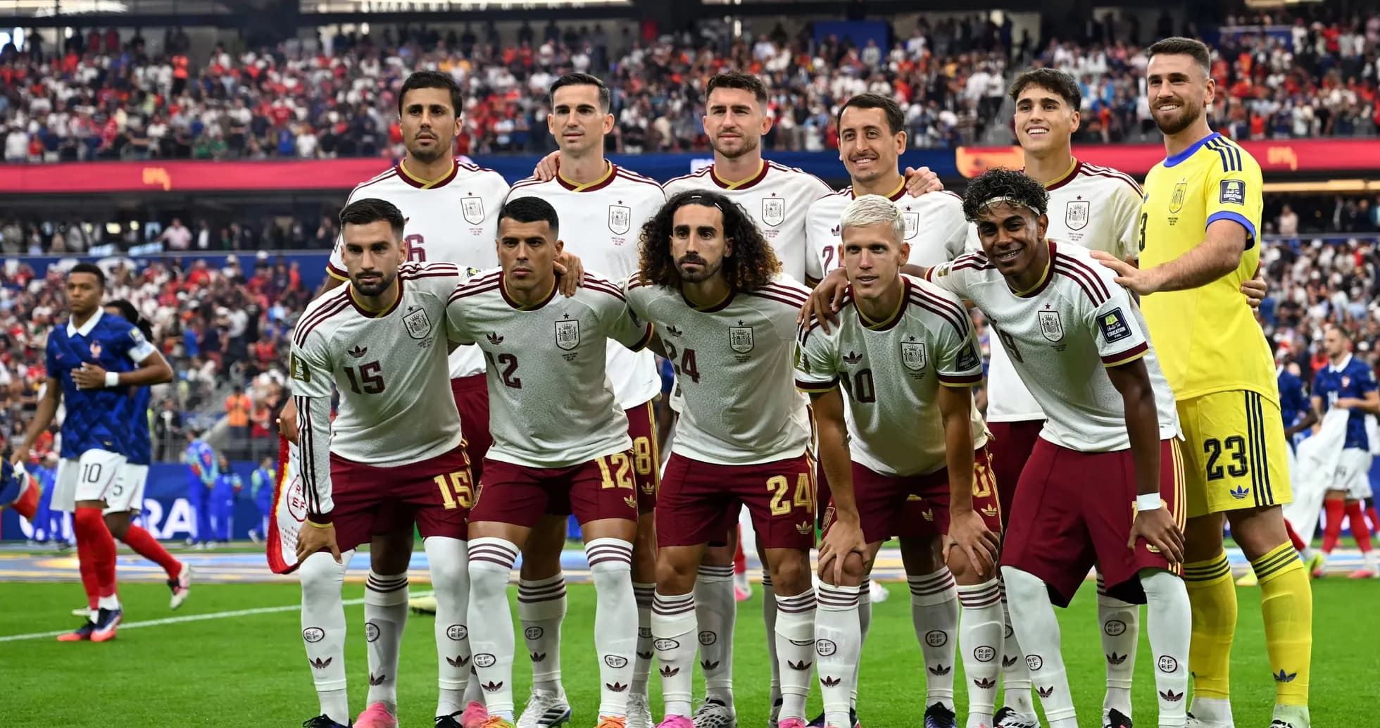 Equipo de fútbol de España posando antes del partido