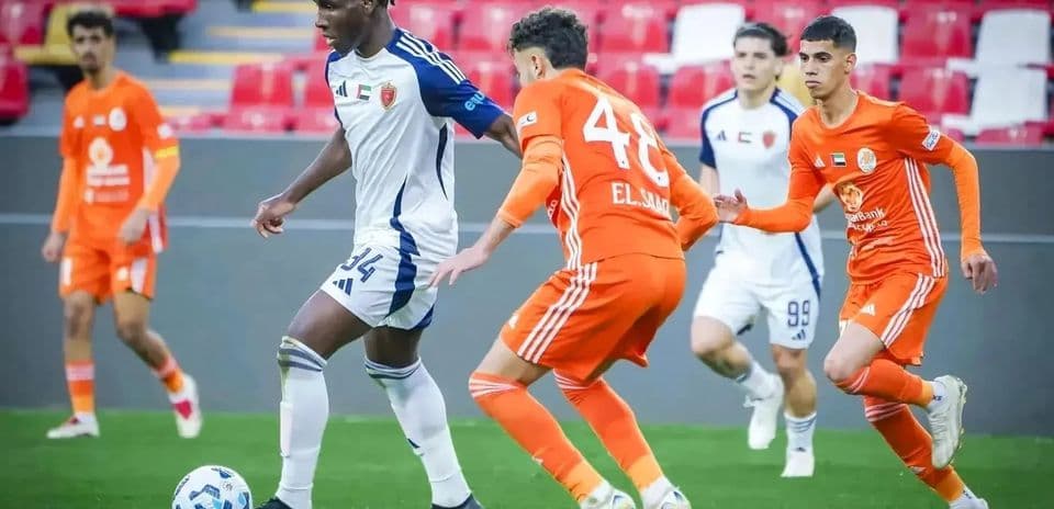 Jugadores de Al Nasr y Ajman compitiendo en el partido