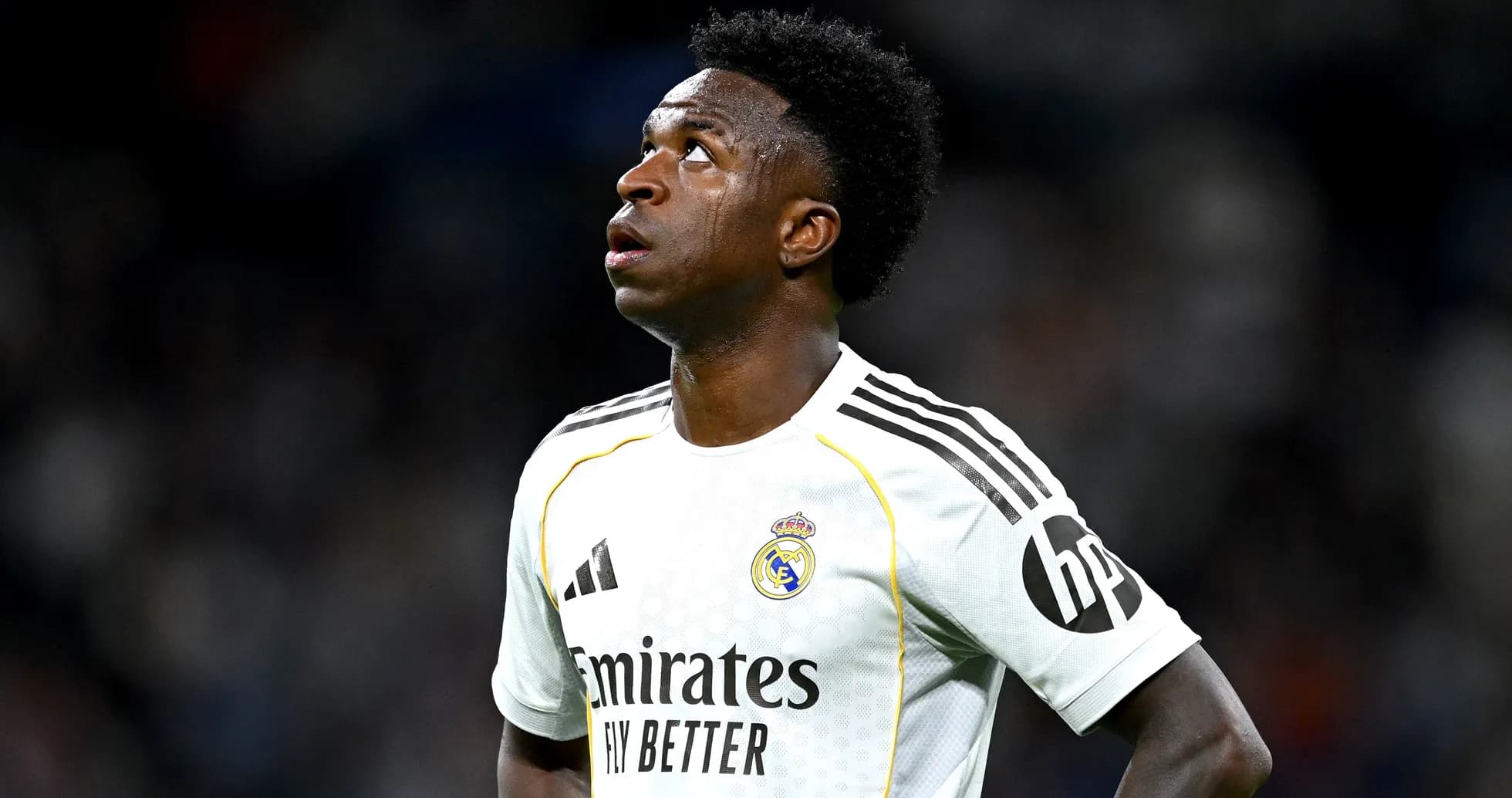 Jugador de Real Madrid mirando hacia arriba en el campo