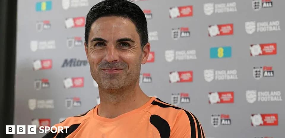 Entrenador en conferencia de prensa sonriente