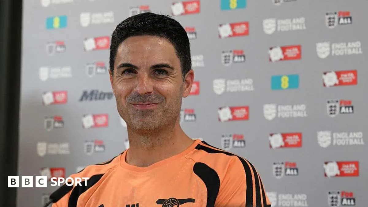 Entrenador en conferencia de prensa sonriente