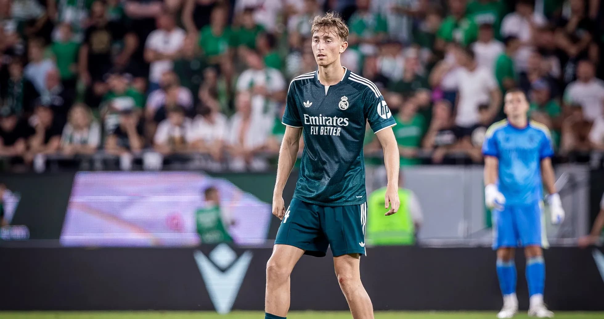 Jugador de Real Madrid en partido con público de fondo