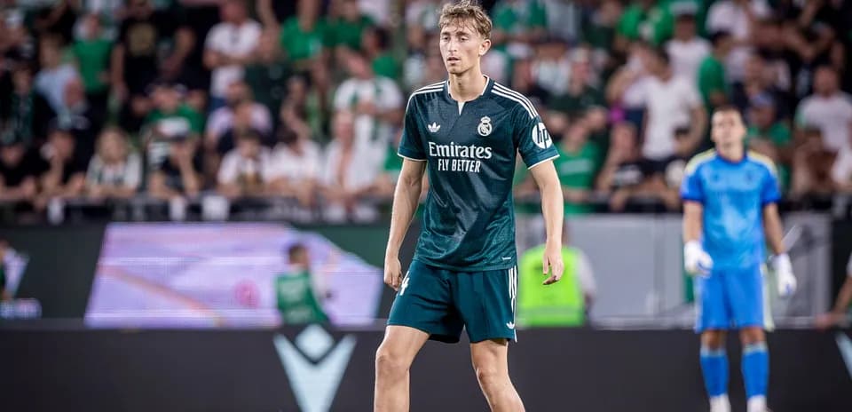 Jugador de Real Madrid en partido con público de fondo