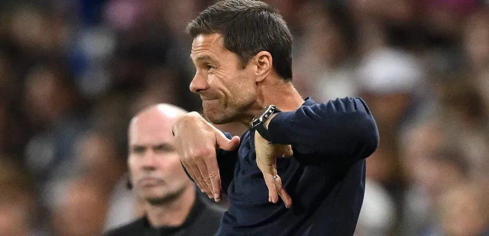 Entrenador gesticulando en la línea de banda