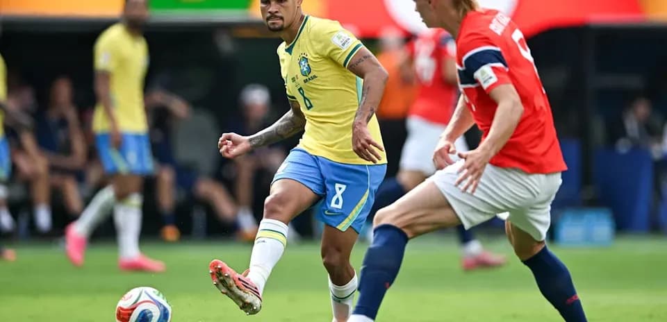 Jugador de Brasil driblando a oponente noruego en partido