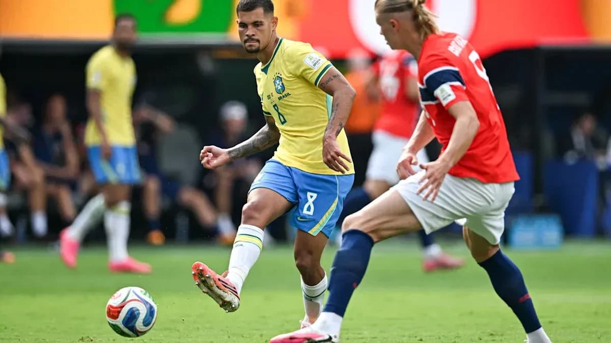 Jugador de Brasil driblando a oponente noruego en partido