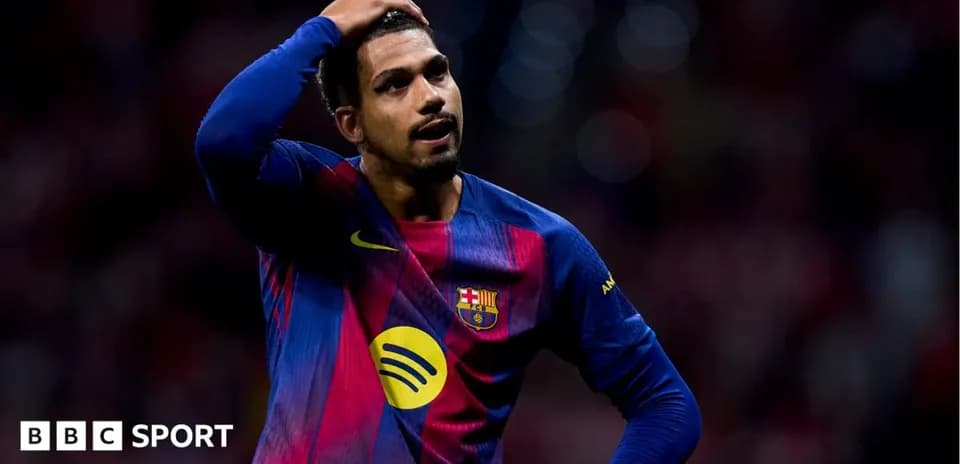 Jugador de Barcelona con expresión de frustración en el campo