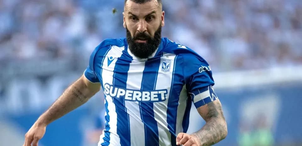 Jugador de Lech Poznan corriendo en el campo