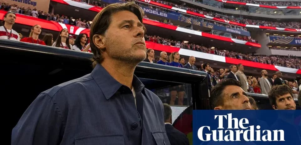 Entrenador observando antes del partido en el estadio