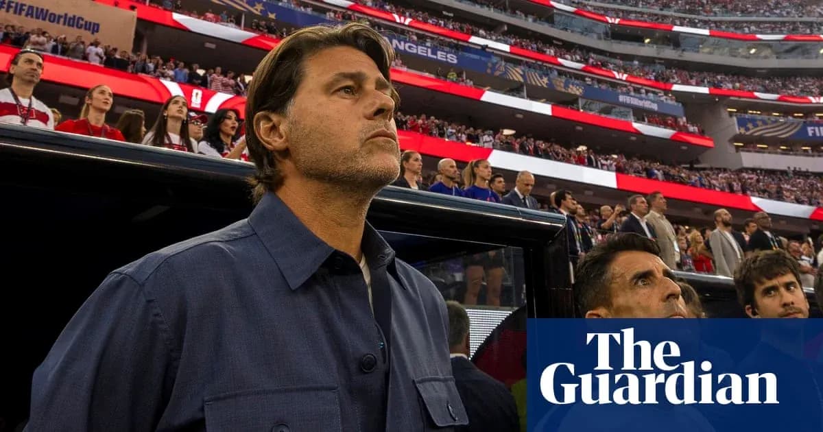 Entrenador observando antes del partido en el estadio