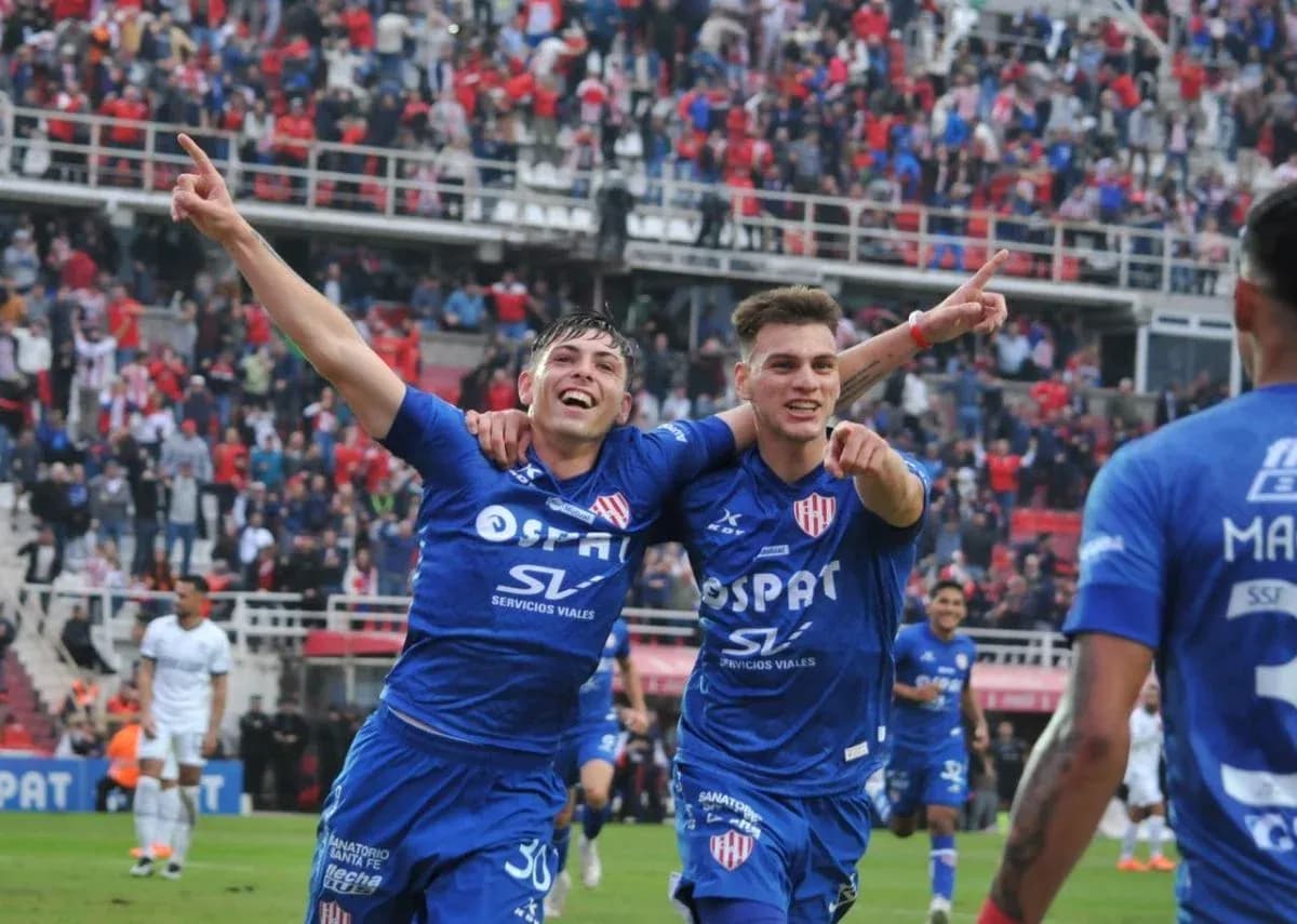 Jugadores de Unión celebrando un gol