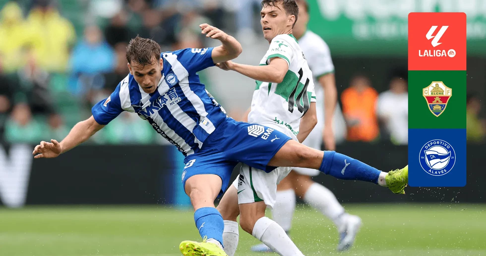 Jugador de Alavés cae mientras disputa el balón