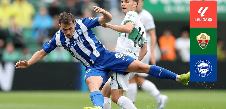 Jugador de Alavés cae mientras disputa el balón