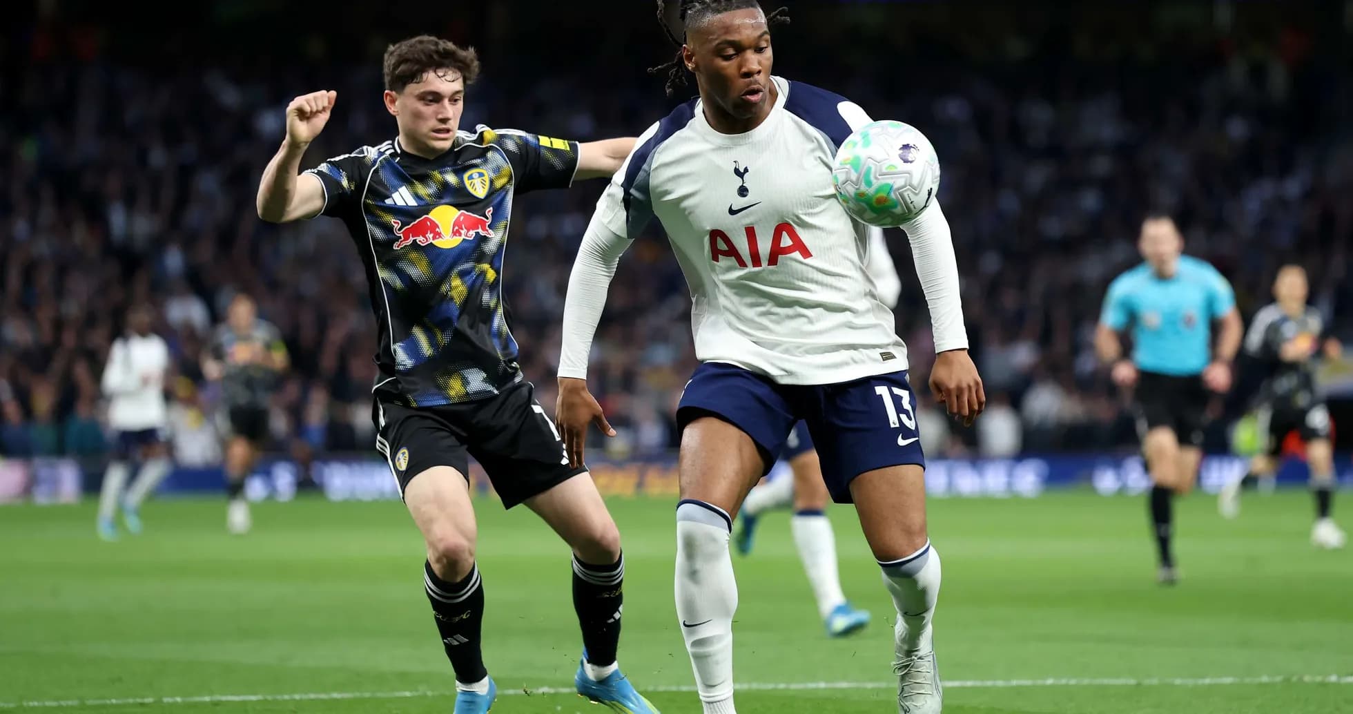 Jugador de Tottenham controlando el balón