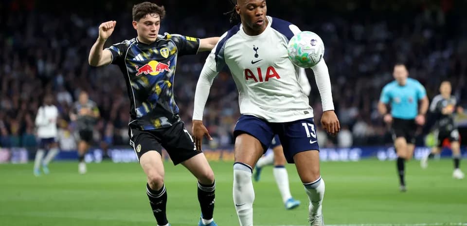 Jugador de Tottenham controlando el balón