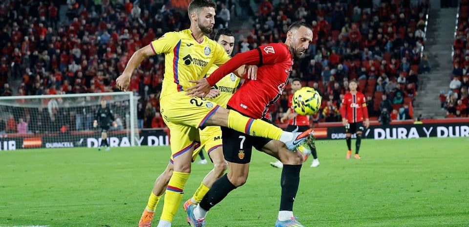 Jugadores en acción durante el partido Getafe vs Mallorca