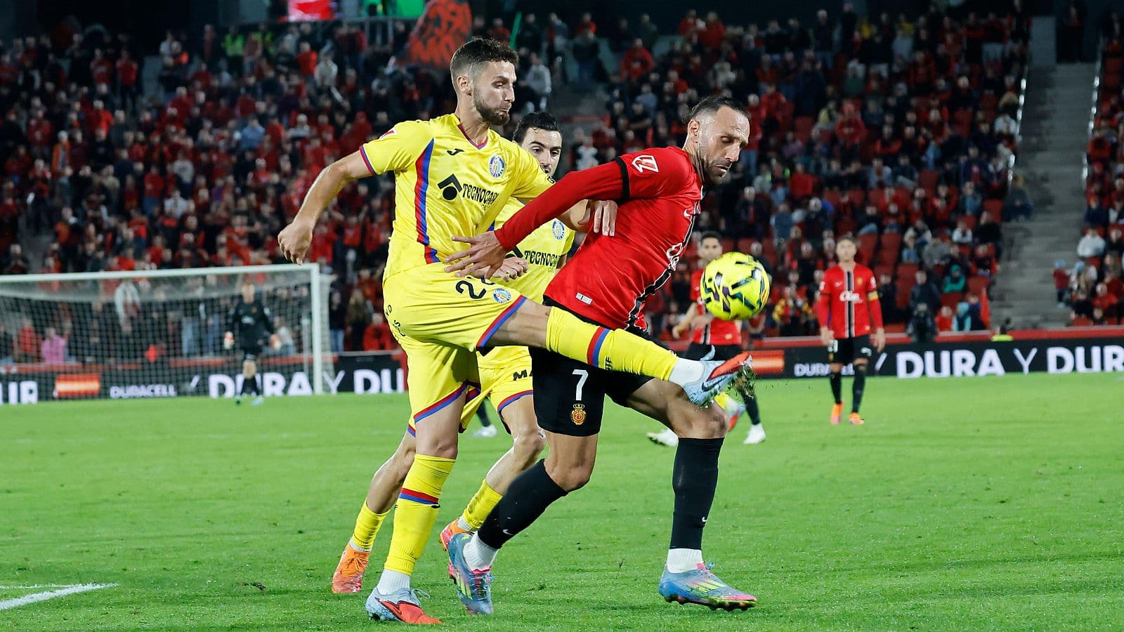 Jugadores en acción durante el partido Getafe vs Mallorca